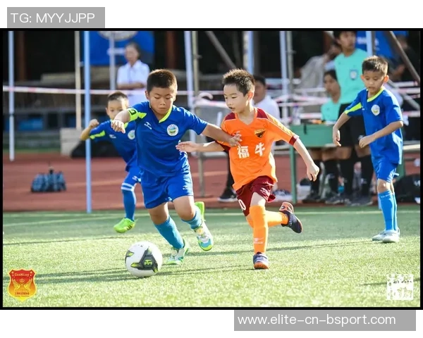 暑假足球训练营全面提升青少年球技与团队合作能力的精彩活动